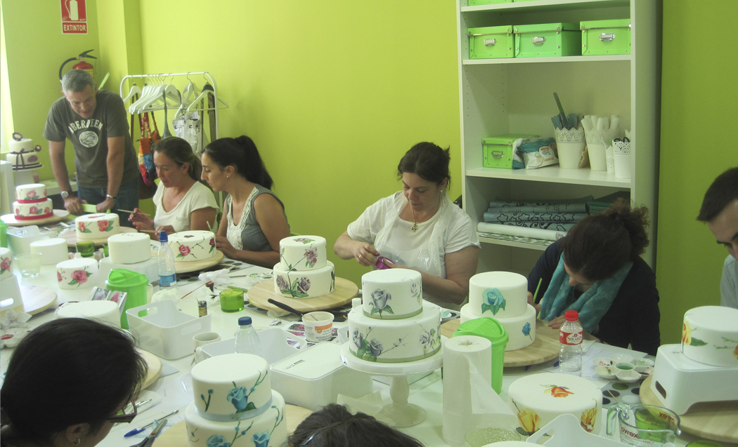 Decorando las tartas en la tienda Dulces ilusiones